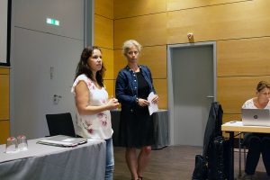  Francesca Mertens und Christiane Trenkner beim Bericht über LHON Europa