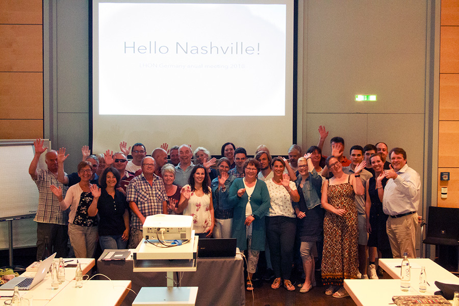 Gruppenfoto mit Grüßen an Nashville in USA, welche am gleichen Tag ihr Patiententreffen hatten