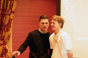 Lennart Sass (links) und Dennis Scherer (rechts) beim Bericht über Sportarten