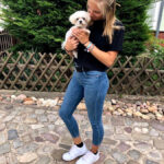 Das Bild zeigt Clara Klebba mit Hund im Arm