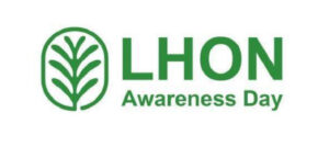 Das Bild zeigt das Logo des "LHON-Awareness-Day". Auf weißem Hintergrund steht mittig positioniert in hellgrüner Schrift: LHON und kleiner darunter: Awareness Day. Links daneben ist ein grünes Mitochondirum abgebildet. Das kann man sich wie ein umkreißter Rosmarienzweig vorstellen. Die hellgrüne Farbe wurde einheitlich auf weißen Grund verwendet.