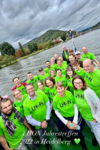 Bild der Teilnehmer vom LHON Jahrestreffen 2022 in Heidelberg, im Hintergrund ist der Neckar zu sehen. Das Gruppenbild entstand auf dem Schiff.