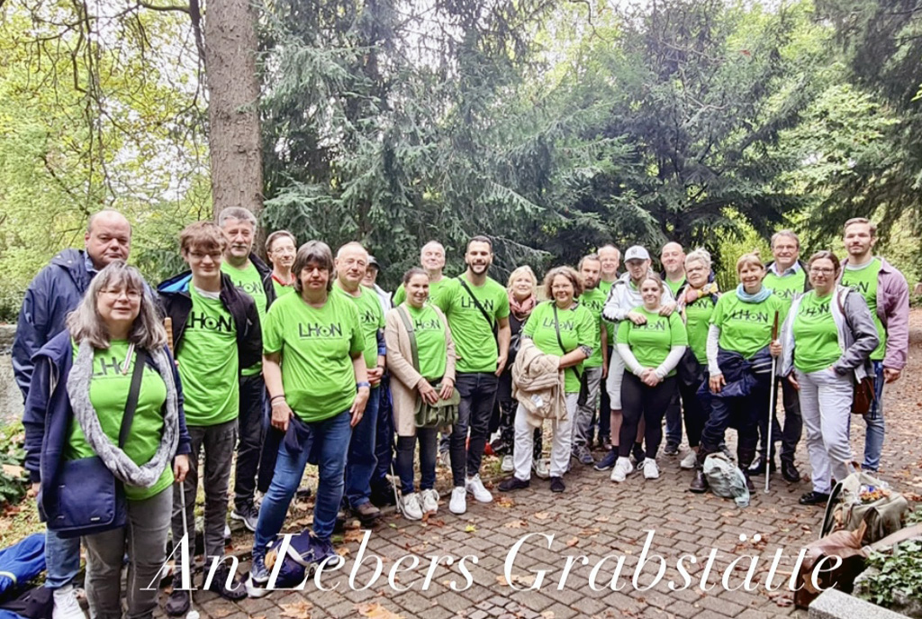 Gruppenbild der LHON-Treffen-Teilnehmer an der Grabstätte von Prof. Theodor Leber