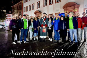 Nachtwächterführung durch Heidelberg - auf dem Bild sind die Treffen-Teilnehmer mit dem Nachtwächter (mittig) zu sehen.