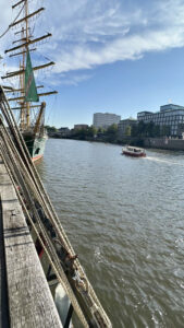 Ausblick vom Schiff auf die Weser und das Ufer mit der Stadt Bremen