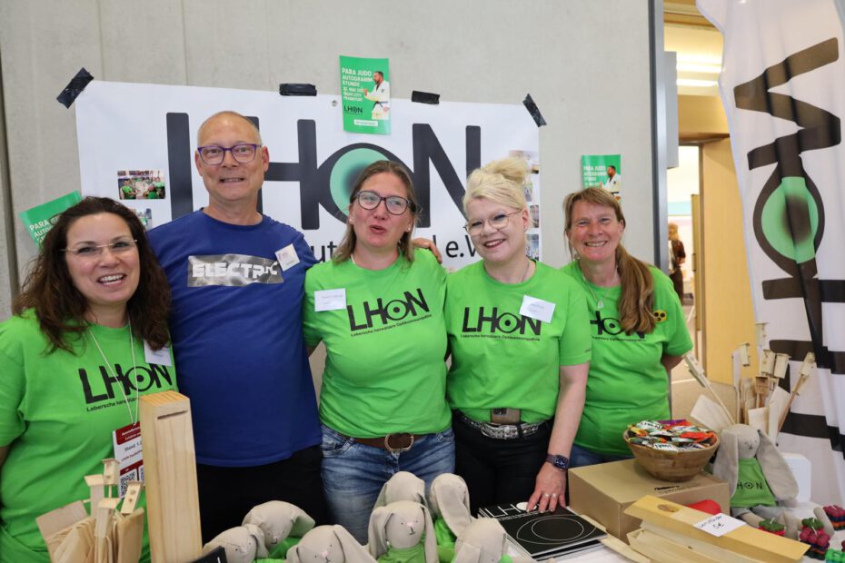 Vereinsvorstand mit Mitgliedern am Messestand