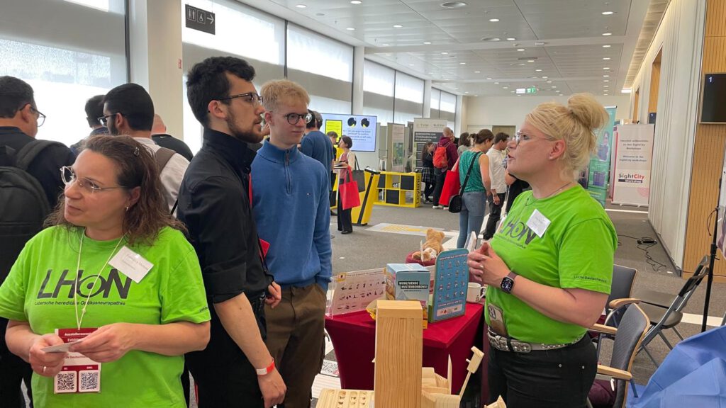 Messestand, Francesca und Birte, Gespräche mit Besuchern