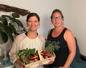 Unser Vorstand Sandra Findeisen bedankt sich bei der Referentin Andrea Schilling mit einem kleinen Päsentkorb