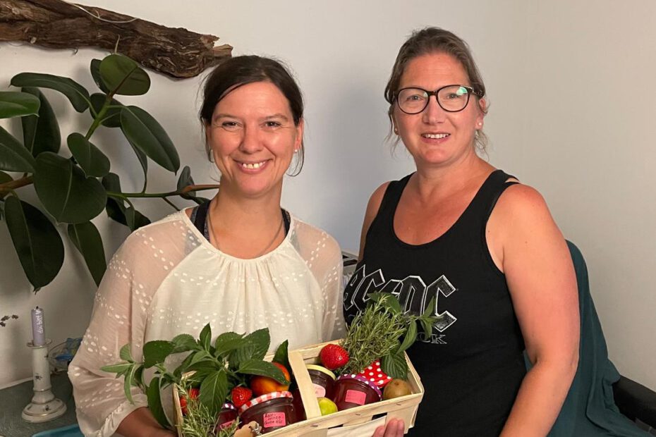 Unser Vorstand Sandra Findeisen bedankt sich bei der Referentin Andrea Schilling mit einem kleinen Päsentkorb