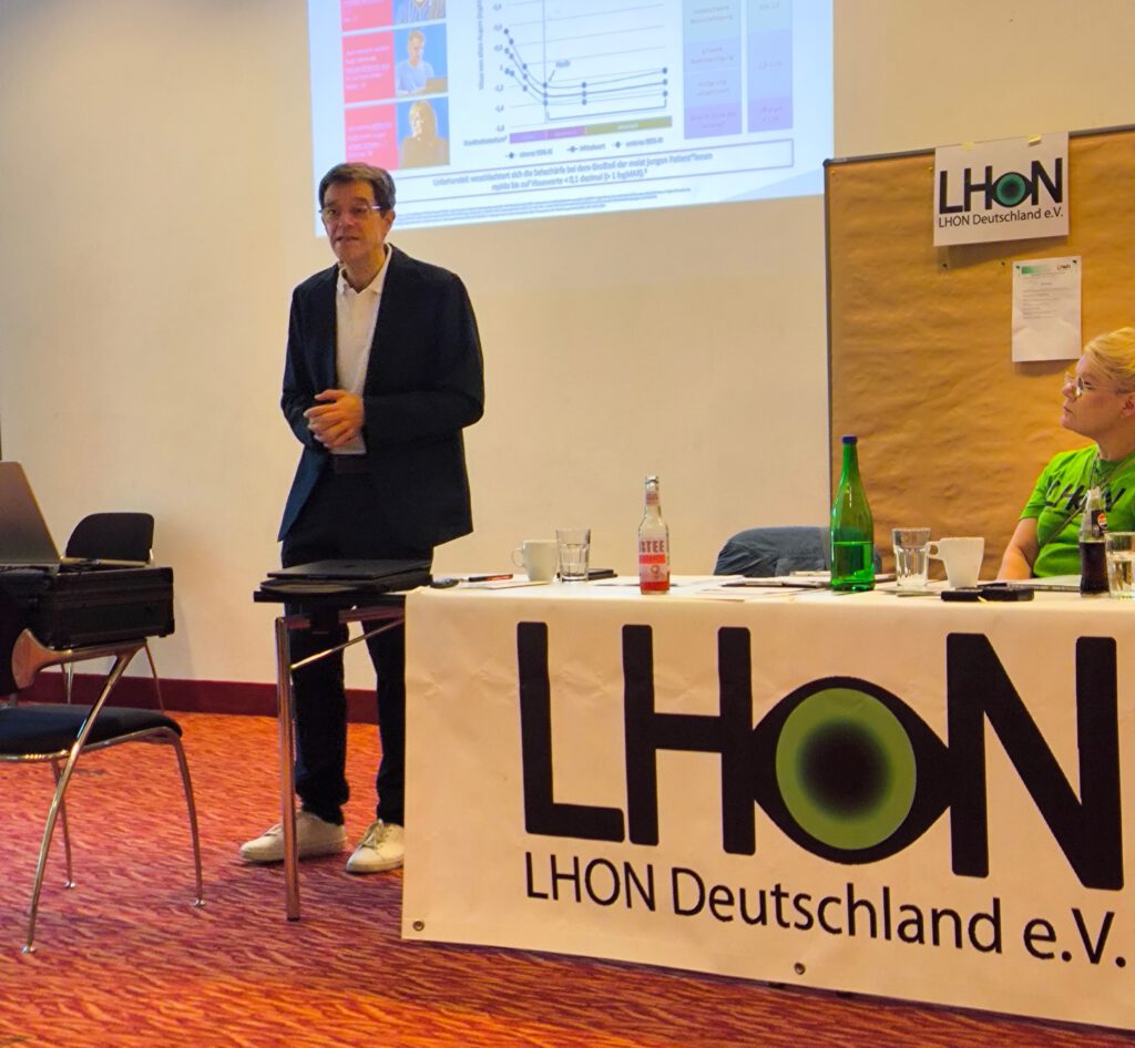 Prof. Dr. med. Oliver Zeitz steht bei seinem Vortrag im Tagungsraum