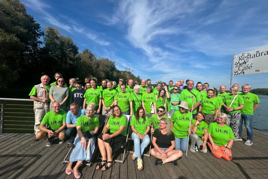 Gruppenbild beim Mitgliedertreffen auf dem Steg am Templiner See mit dem See im Hintergrund