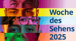 Kampagnenmotiv der Woche des Sehens 2025: Fünf poppig-bunte Querstreifen. In der linken Hälfte des Motivs dienen sie jeweils als Hintergrund für die Augenpartie eines Gesichts. Die Augenpartien wirken „aufeinandergestapelt“, zwei werden im Halbprofil gezeigt, drei frontal. Rechts in blauer Schrift verteilt über vier Streifen der Schriftzug „Woche des Sehens 2025“.