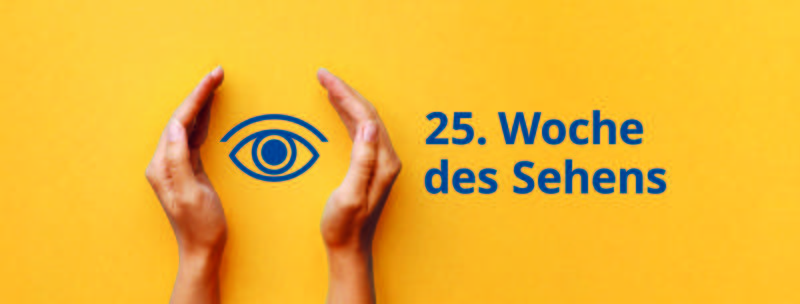 Zwei Hände umschließen schützend ein stilisiertes blaues Auge. Rechts daneben der dunkelblaue Text: '25. Woche des Sehens'. Alles vor gelbem Hintergrund.